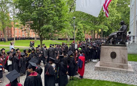 Los graduados se reúnen antes del inicio de la ceremonia de graduación en la Universidad de Harvard en Cambridge, Massachusetts, el 29 de mayo de 2025.