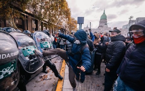 Un manifestante se enfrenta con la policía durante una marcha este miércoles, frente al Congreso en Buenos Aires (Argentina).