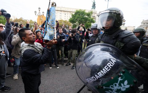 Un manifestante reacciona frente a policías durante una marcha de jubilados, este miércoles frente al Congreso de la Nación en Buenos Aires (Argentina).