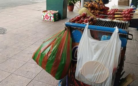 Comerciantes ambulantes dicen que tienen basureros a la mano y recogen sus desechos.