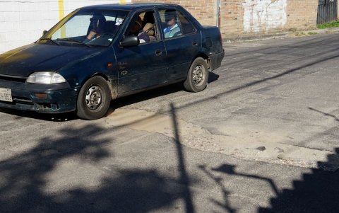 Daños. Una de las vías que requieren atención es la calle Rumiñahui en el sector Santa Ana. Enormes huecos atraviesan la calzada.