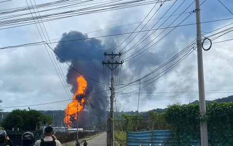 El incendio en la Refinería de Esmeraldas que ocurrió el 26 de mayo de 2025.