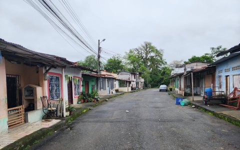 El Blanquito tiene pocas casas, casi todas con techos de zinc, muros sin pintar, manchas de humedad y patios que se funden con la vegetación.