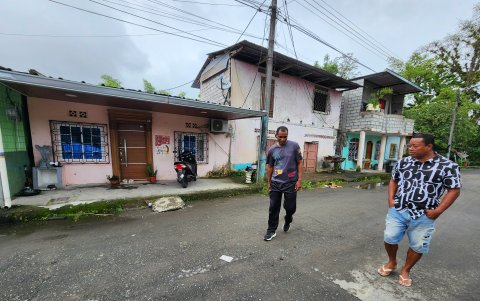 Moradores del sector caminan junto a la casa donde Pacho creció.