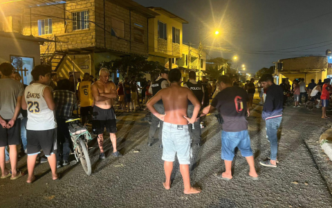 Vecinos observan la escena del crimen donde fue asesinado el árbitro barrial ‘Oti Gol’ en el barrio Martha Bucaram de Machala.