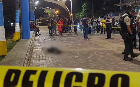 El cuerpo de la víctima quedó tendido en la vereda del malecón, tras recibir varios disparos en la cabeza.