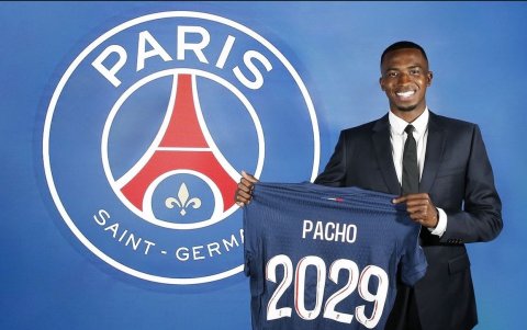 Willian Pacho fue presentado en 2024 en PSG. Su vínculo es hasta 2029