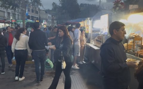 Todas las tardes este tradicional parque se llena de comensales que buscan el sabor típico de Quito.