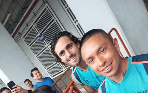 María Fernanda Merchán y su sobrino Fernando Tapia posan junto a los seleccionados Cristian Ramírez (d) y Leonardo Campana.