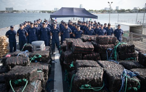 La Guardia Costera de EE.UU. incauta alrededor de 12.800 kilos de cocaína, con un valor estimado de 211,3 millones de dólares en las calles, en el Pacífico Oriental.