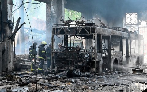 Rescatistas ucranianos trabajan para extinguir un incendio en un depósito de trolebuses luego de un ataque con drones en Járkov el 30 de mayo de 2025.