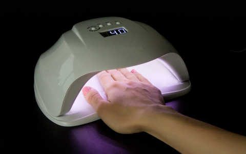 Científicos del CONICET estudian cómo las lámparas LED de uñas afectan las moléculas de la piel.