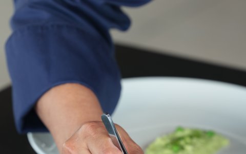 El chef José Cevallos lidera las cocinas del Guayaquil Country Club con dos conceptos únicos: Chonta, lleno de tradición, y Hoyo 19, donde la precisión y la innovación reinan