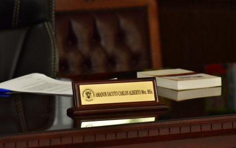 El nombre de Carlos Amador Sacoto luce en el escritorio del Rectorado de la Universidad Agraria, en lugar de Tamara Borodulina.