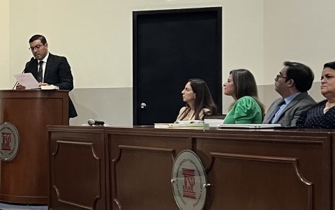 Valentín Elizalde Jalil, abogado y docente de Derecho de la Universidad Católica de Santiago de Guayaquil, durante la jornada, criticó algunas actuaciones de la Corte Constitucional del Ecuador.