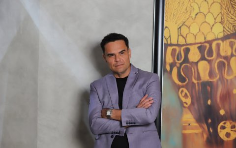 Julián ha  producido comerciales, programas playeros y certámenes de belleza.