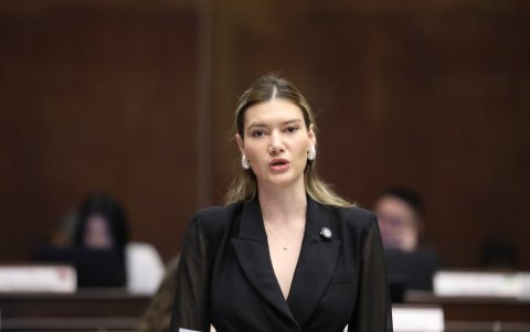 La primera vocal del CAL, Sade Fritschi actuó por primera vez en el Pleno. Utilizó un discurso escrito en el que, sobre todo, elogió al presidente Daniel Noboa.