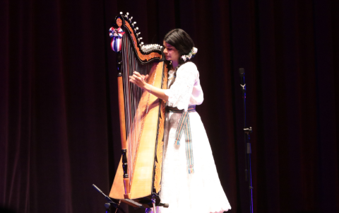 La maestra Paula Paredes González, reconocida como embajadora de la cultura de su país.