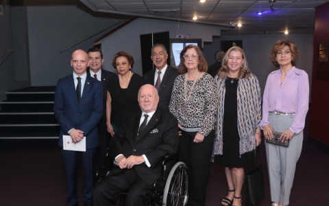 Xavier Simon acompañado de Manuel Tornato, Carlos Estarellas, Dinorah de Luzi, José Brito, Ana María de Chin, Mary Fisk-Ridder y Sonia de Marques.
