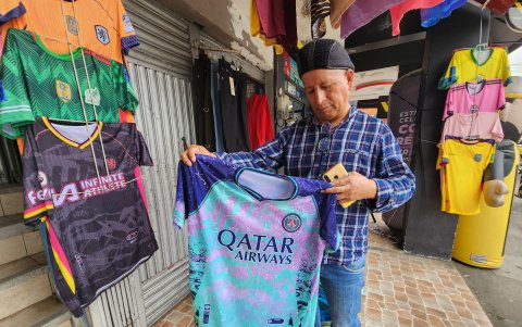 La camiseta de Willian Pacho es la que más se vende en los locales comerciales de Quinidé.