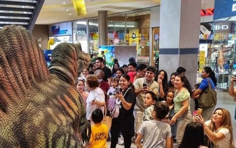 Centro comercial. Un grupo de niños se divierten con los dinosaurios en el CityMall, un show que se extenderá hasta este domingo 1 de junio.