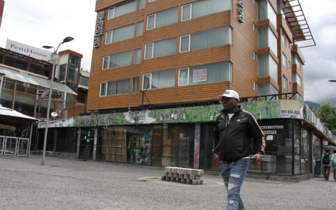 En la Plaza Foch, en La Mariscal, centro norte de Quito, quedan pocos locales abiertos, un hotel cerró y vende sus equipos.