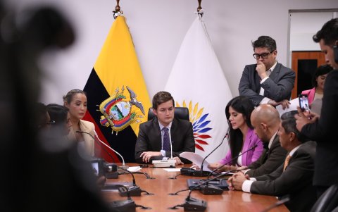 Esteban Torres preside la mesa ocasional sobre el financiamiento a los partidos políticos.