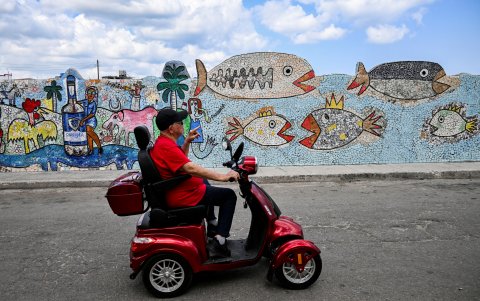 Artista. El artista José Fuster recorre una calle en una motocicleta.