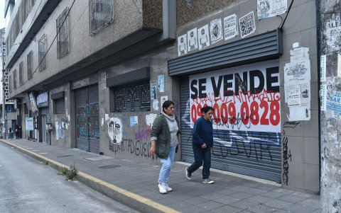 Grafitis, ventanas rotas y locales cerrados es la tónjca en la avenida 10 de Agosto.