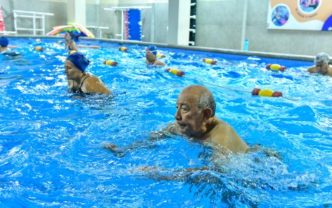 Adultos mayores realizan ejercicios en el agua, en la piscina HG Coach.