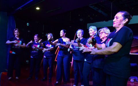 Alumnas de la Academia de Arte Scarlette Pazmiño tocan castañuelas.