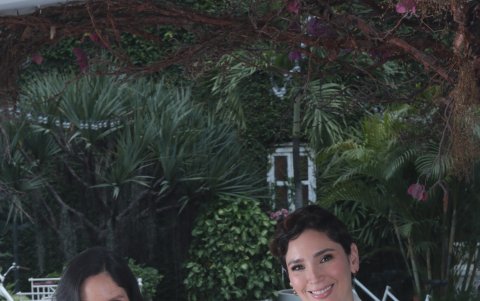 Cristina Fiallos y Cristina Bajaña junto con los materiales para reconectar.