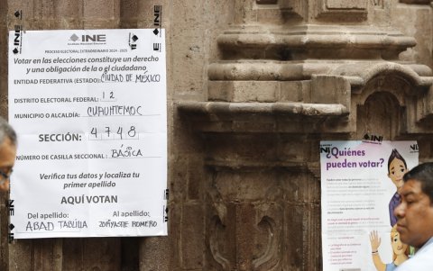 Funcionarios colocan información en un centro de votación de las elecciones judiciales, este domingo 1 de junio en Ciudad de México (México).