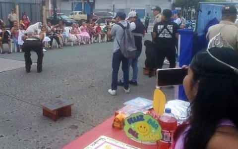 Exhibición canina de la Policía Nacional durante el evento por el Día del Niño en el barrio Garay.