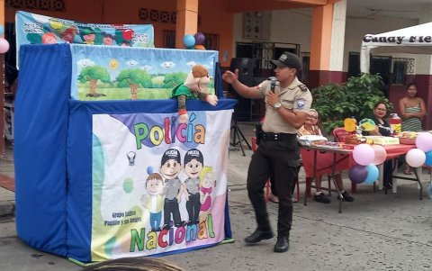 La Policía Nacional realizó un show lúdico para los niños en el barrio Garay.