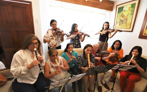 El profesor Rubén Manrique del Pozo tocando con sus ex alumnas por las fiestas de Guayaquil en el 2022.