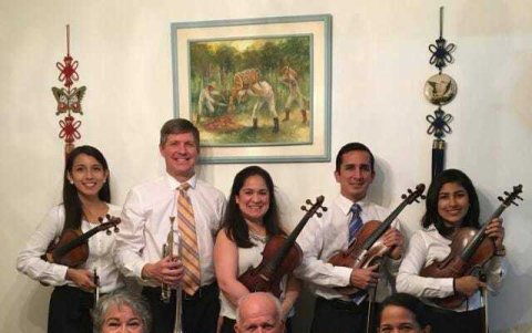 El profesor Rubén Manrique del Pozo con parte de su familia.