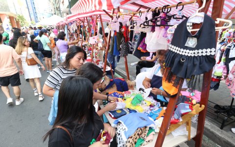 Decenas de emprendimientos ofrecieron sus productos en la feria que Épico realizó en la peatonalizada calle Panamá.