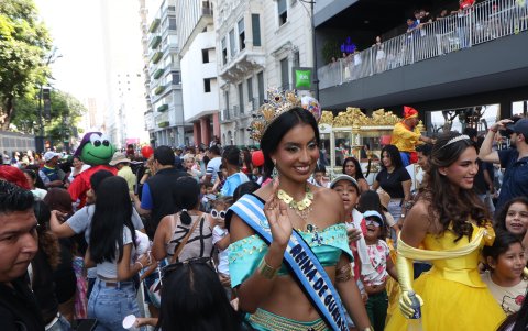 Los participantes del desfile compartieron con los niños, que buscaban tomarse fotos o simplemente saludarlos.