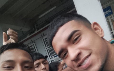 Joel Chimbolema logró sacarse una foto con su ídolo Kendry Páez.