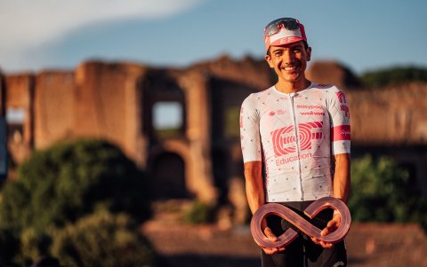 Richard Carapaz con el trofeo al tercer lugar del Giro de Italia.