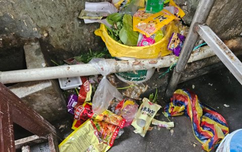 El incumplimiento de las normas de higiene en un chifa en el centro de Guayaquil.