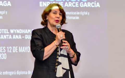 Durante su intervención, Rosalía Arteaga, presidenta de Unir en Ecuador .