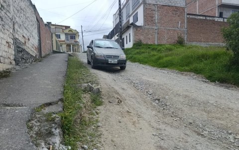 Las aceras también evidencian daños.