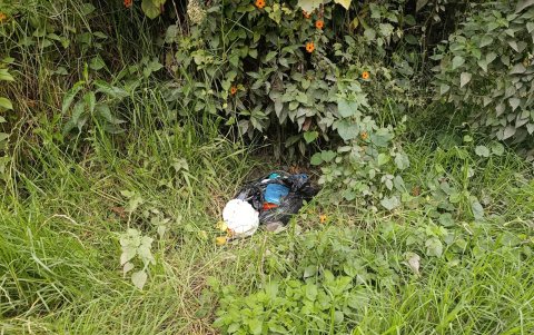 Acumulación de basura en la vía.