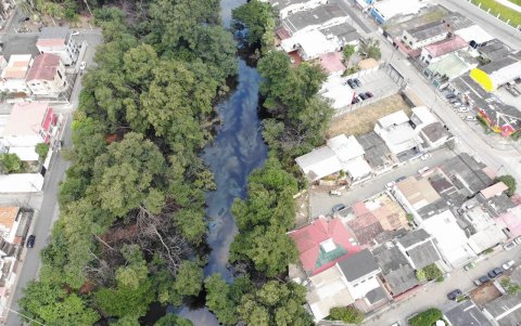 Vista aérea de la contaminación del estero Salado.