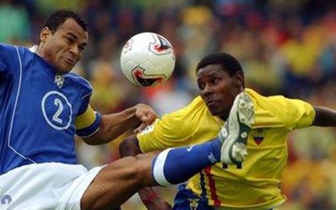 Cafú (i) una de las estrellas de Brasil en un partido de Eliminatorias ante la marca del Tin Delgado.