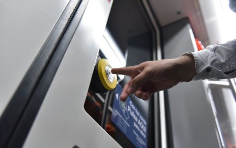 El botón amarillo está en las puertas de los trenes.