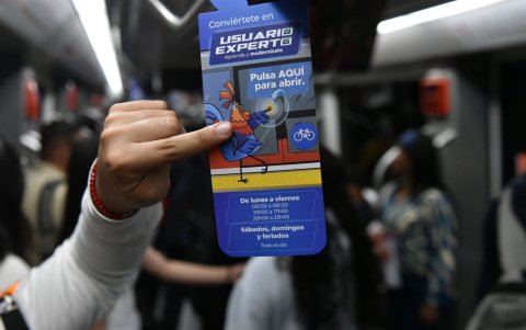 En las unidades se colocaron letreros que explican el nuevo funcionamiento y el horario.