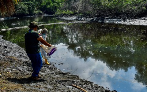 Derrame de hidrocarburos en el estero Salado, a la altura de la urbanización Bosques del Salado.